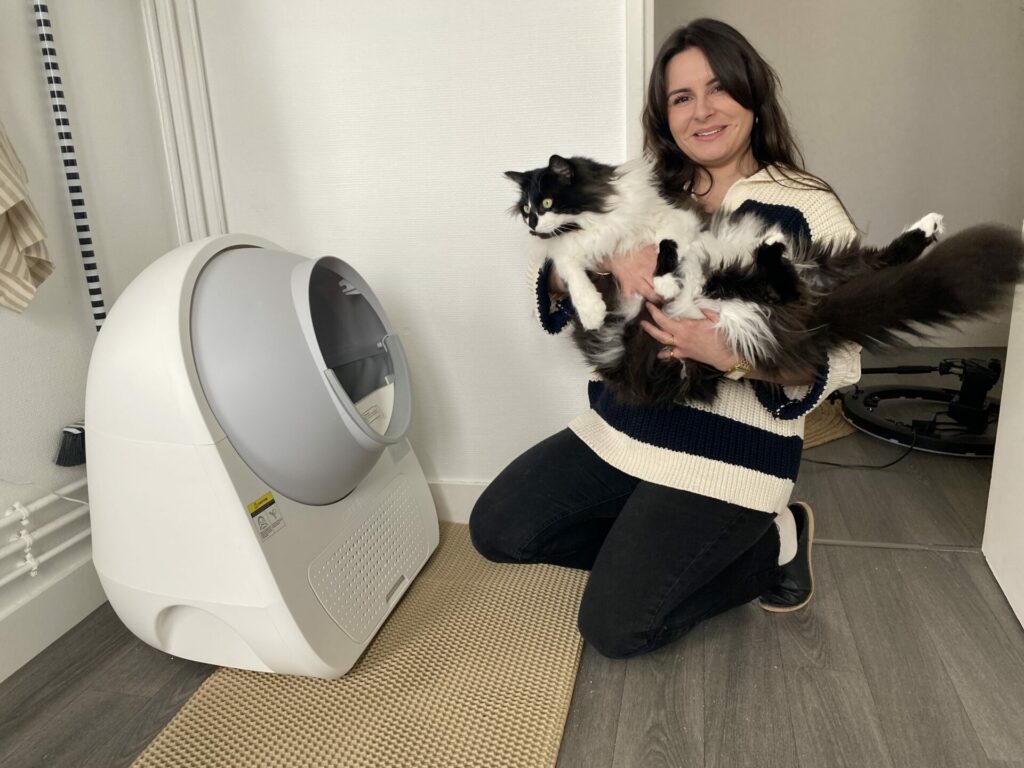 Charlotte et Socrate vont donner leur avis sur la litière automatique pour chat
